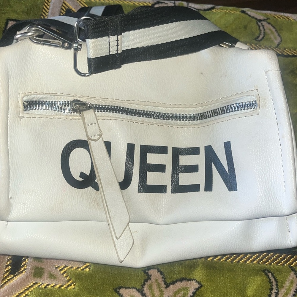 White and blk bag with Queen on it